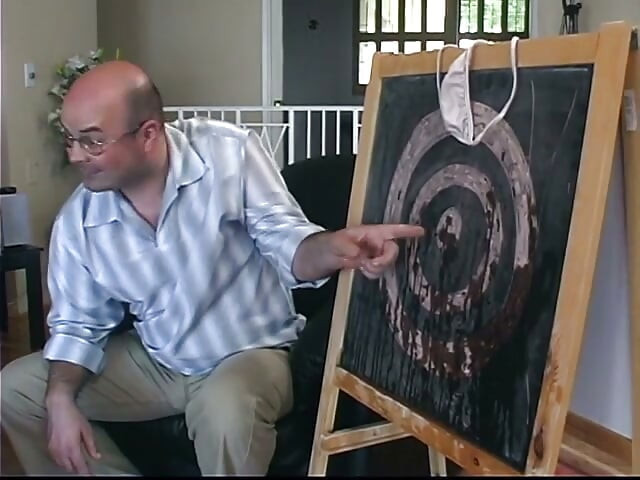 Çarpıcı sarışın yarak emme becerilerini gösteriyor ve sonra kazık sürücüsü tarzında sikiliyor