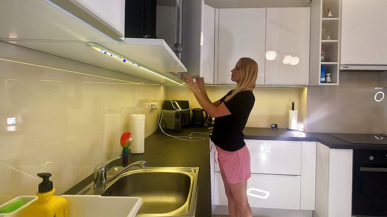 Sexy žhavá blondýnka v pyžamových šortkách v kuchyni chce ukázat svou kundičku bez kalhotek pod pyžamem