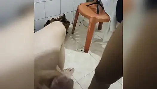 Gara-gara ketemu sama tetanggaku, aku mengelabuiku untuk ngentot sama dia, dia ngasih aku diskon 10% dari apa yang aku lihat hari ini!