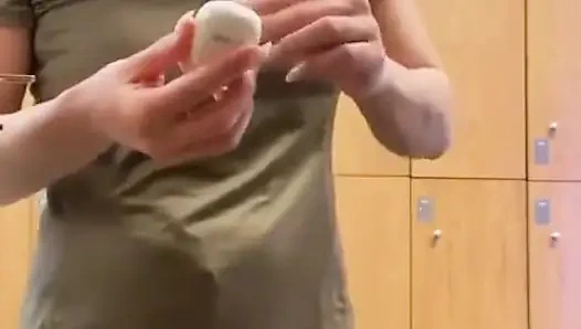 Я беру тебя с собой в женскую раздевалку и душ // часть 1