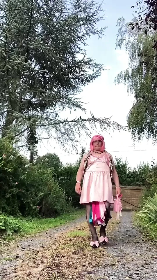 In een outfit met een roze jurk voor een avondje uit