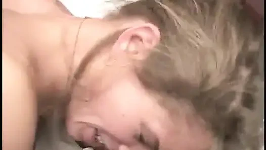 Brünette mit kleinen titten genießt einen harten schwanz in ihrer muschi