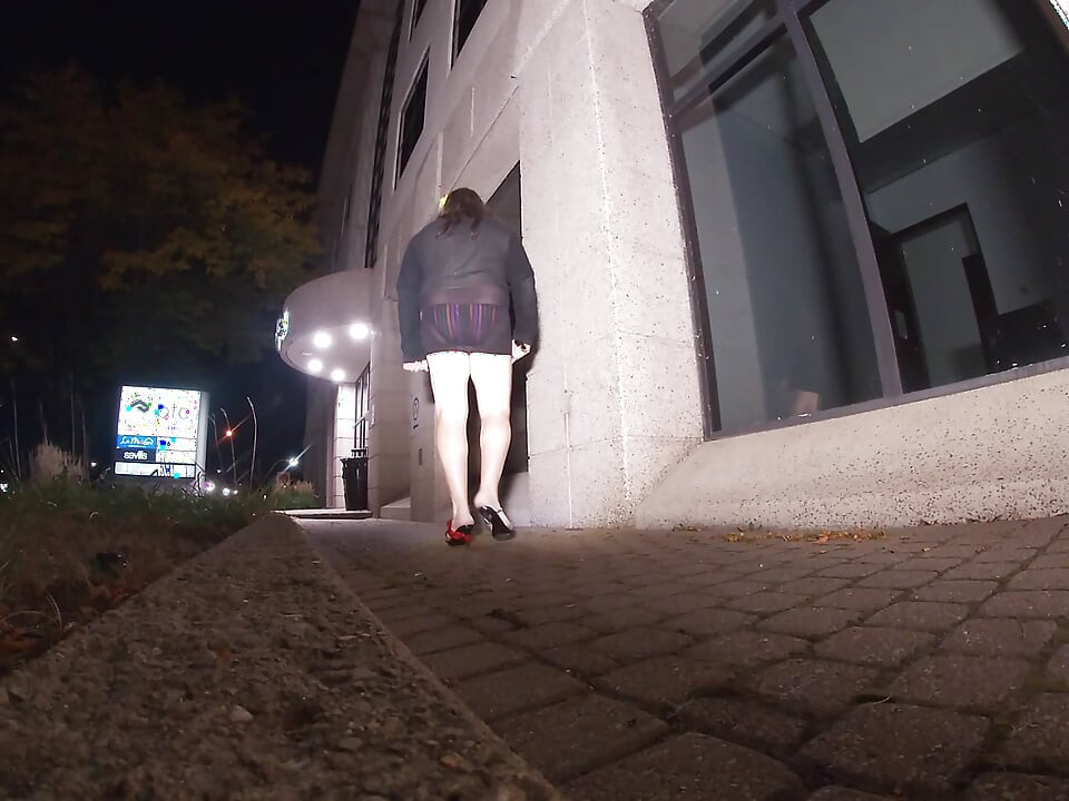 Une tapette mature excitée se tape au coin de la rue pour s’amuser ce soir