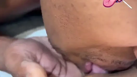 Yakın çekim amcık yalayan Kolombiyalı bebek (bakış açısı)