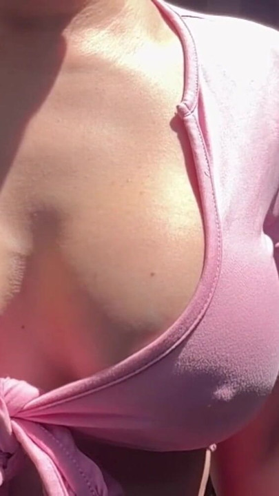 Milf italiana cachonda con tetas gigantes, Artemisia Love, tetas rebotando al aire libre en caliente sesión sola | Clip 1