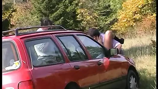 Büyük memeli sarışın amcığı açık havada yalıyor ve çarpıyor