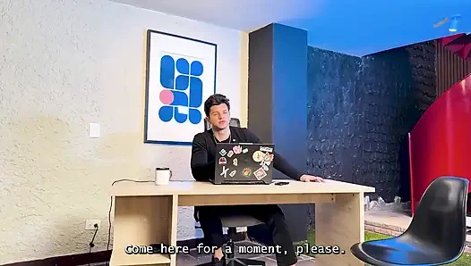 Красивая брюнетка с идеальной попой катается на огромном члене своего начальника!