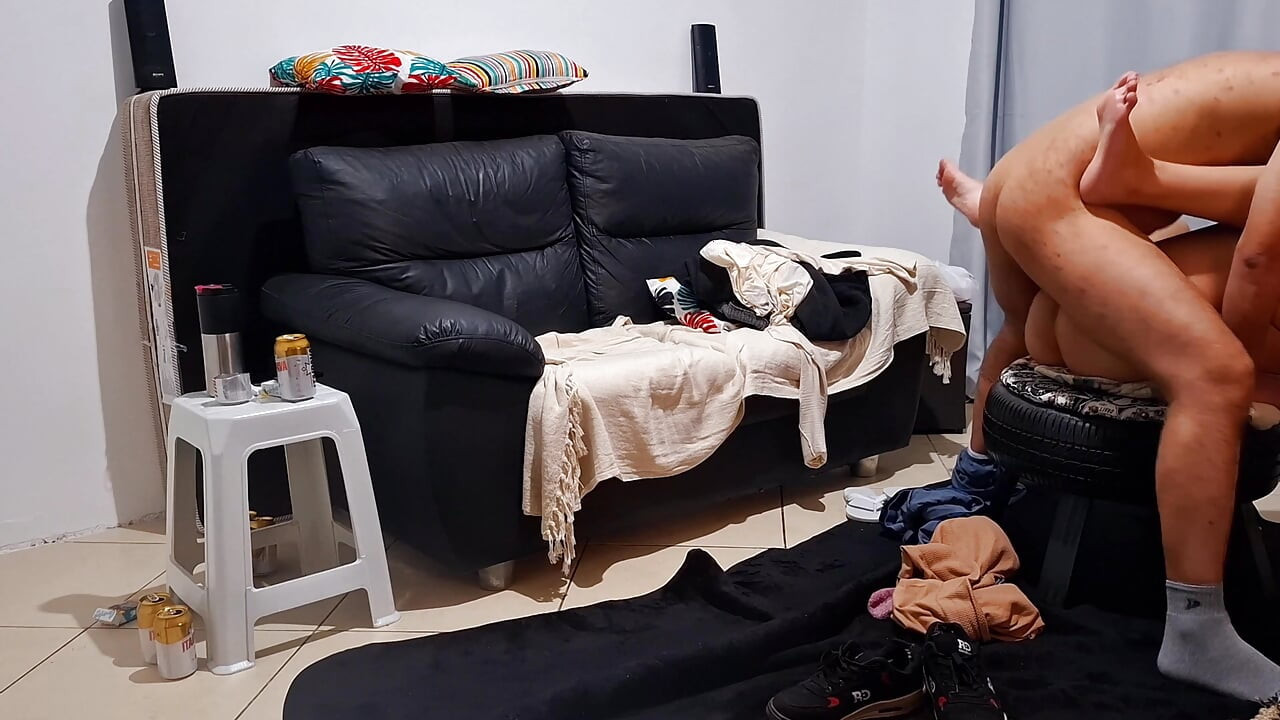 Vera coppia amatoriale che fa sesso amorevole in varie posizioni.