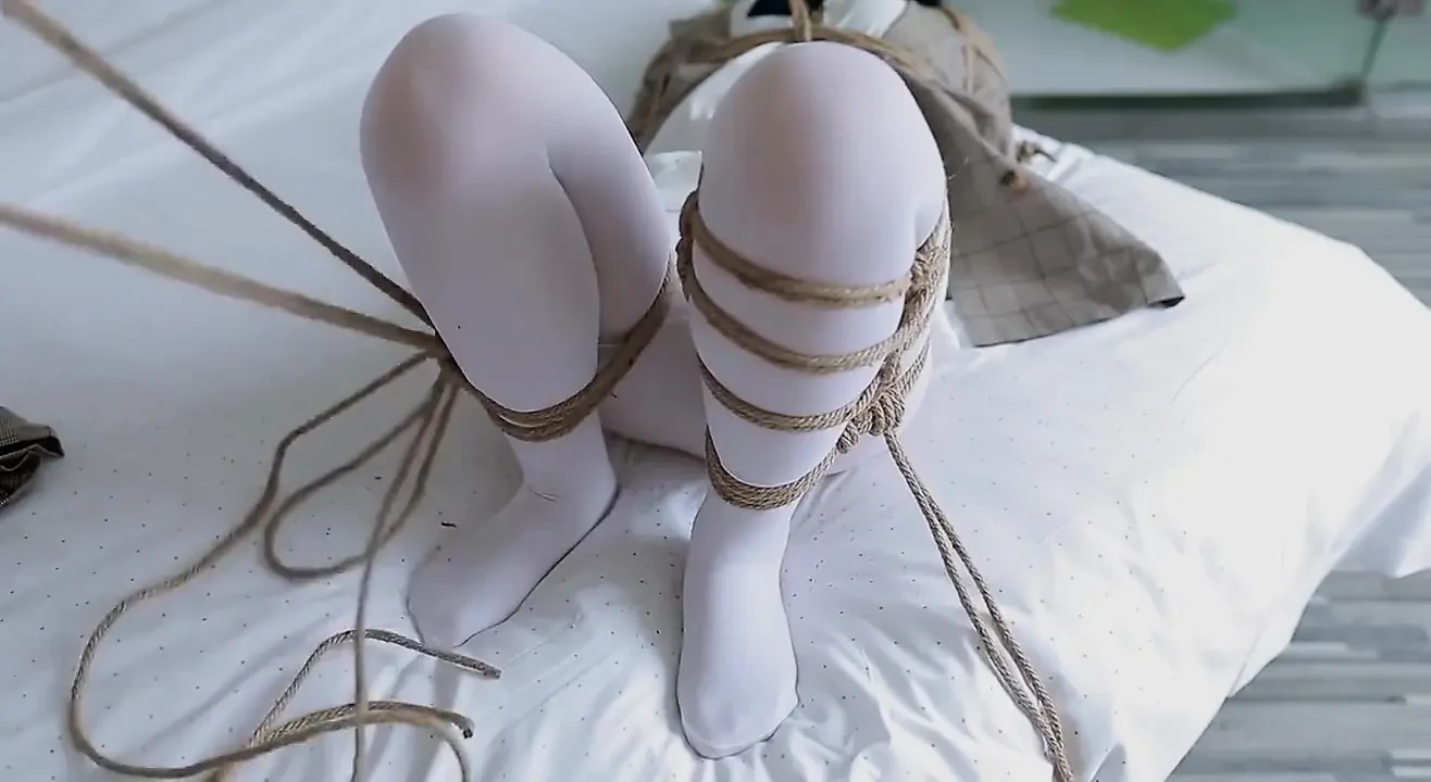 Hui09 - a White-stockinged Jk Girl Is Bound to the Bed with Ropes.
