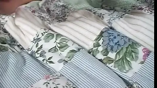 Junges mädchen mit schönen titten masturbiert ihre muschi mit einem großen dildo