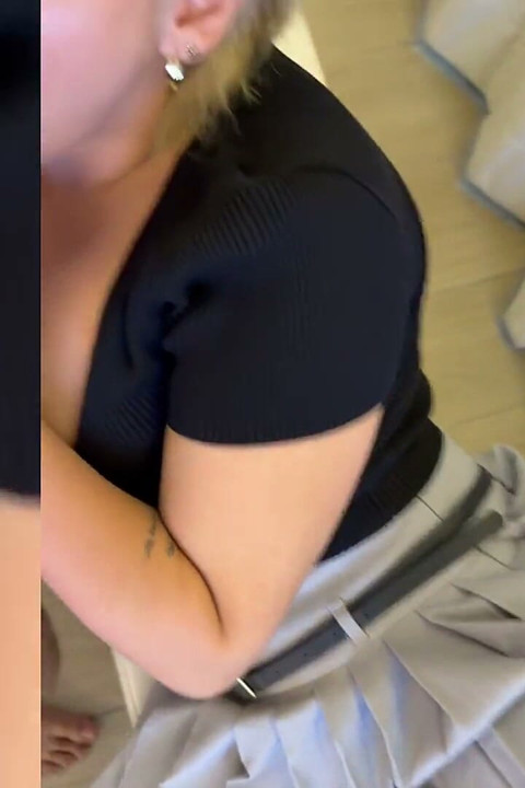 Cycata blondynka Latina zostaje ostro wyruchana w łóżku Po striptiz w POV