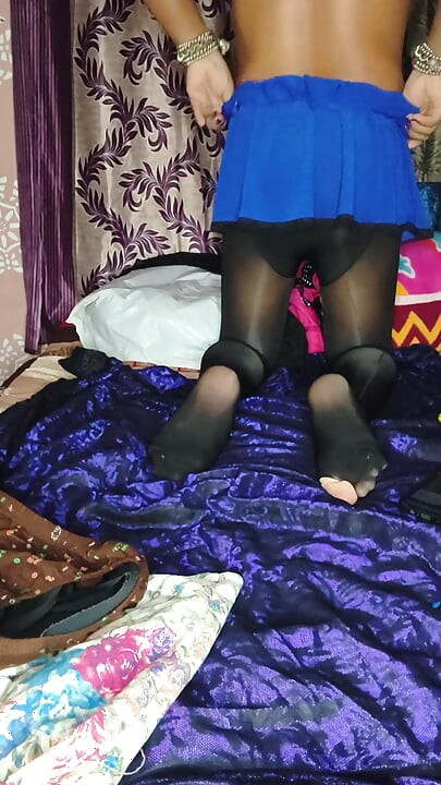 كروسديكسر يشرائط تنورة قصيرة
