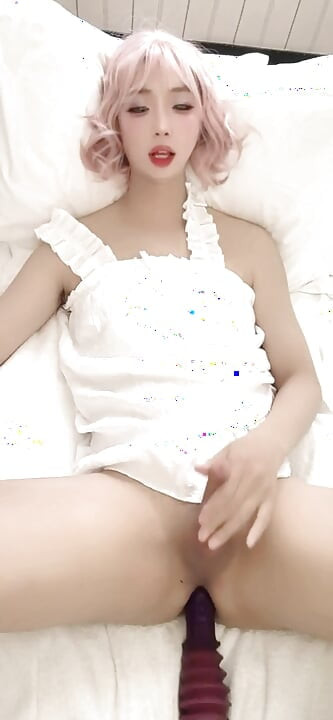 น้องสาวเอเชียน่ารักแหกขาเพื่อเย็ดด้วยเครื่องลูกสูบและน้ําแตก