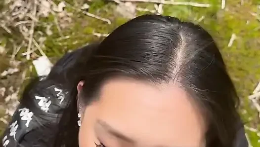Aku nyepong kontol temanku sambil jalan pagi dan telan spermaku