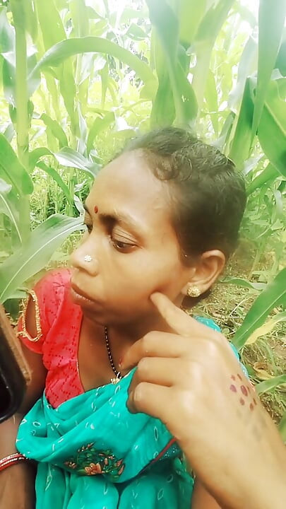 Sister-in-law called me to the field of maize today and sister-in-law sucked my cock and removed the water, then I picked up sister-in-law's two legs and fucked my sister-in-law loudly.