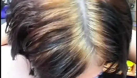 Nettes amateur-teen lutscht an seinem schwanz