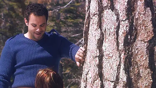 Чудесную крошку с большими сиськами выебали на улице