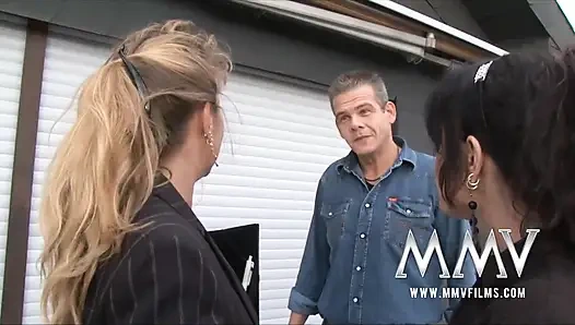 Olgun bayan bir çifte nasıl sikişeceklerini öğretiyor