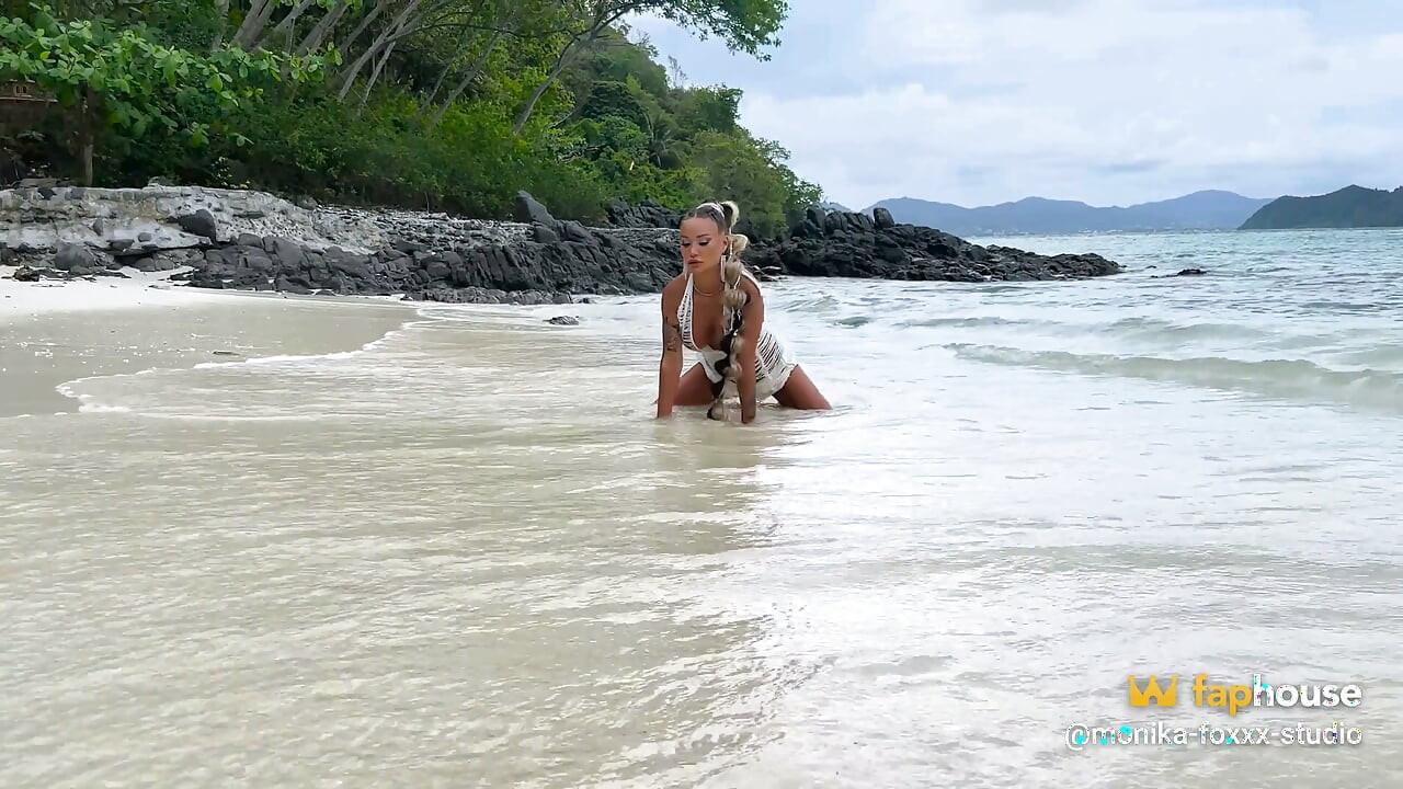 Monika Fox En Vestido Blanco Cachonda En La Playa