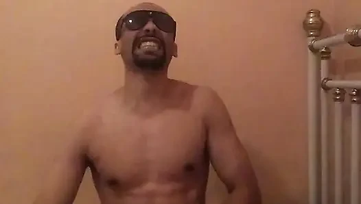 Seni sonuna kadar izlemeye devam edecek cazibe ve azdırma ile dolu samimi bir an