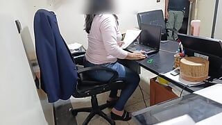 I fucked my mature boss very hard, she has a big white ass and makes him cum several times in her office and I pour cement on he