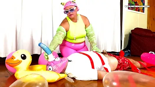 Dominatrix sahibe April - barbie eğlencesi