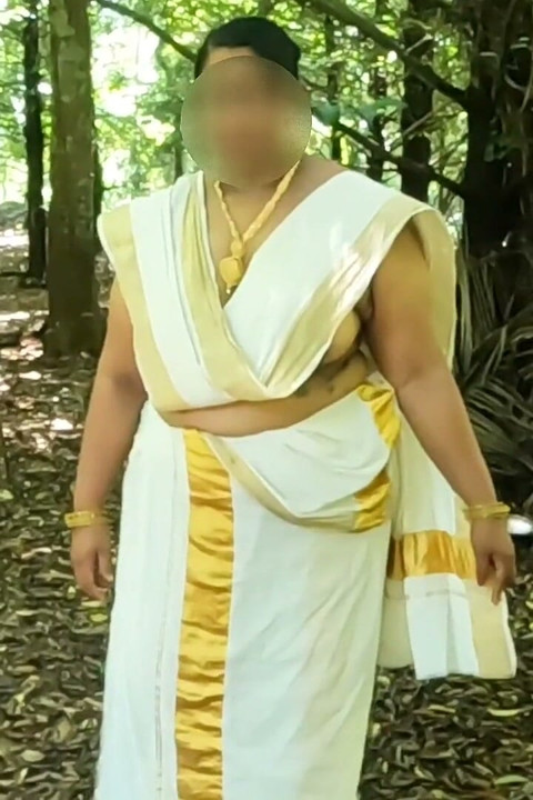 keral shaili ke paaranprik set mundoo, larki ghar ke baahar nagn ho rahi hai aur apne seksi nagn sharir ko ujaagar kar rahi hai.