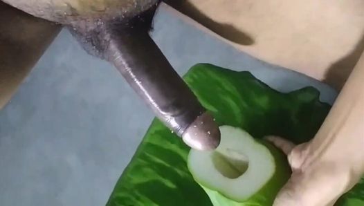 Индийка трахает большой хуй папайей