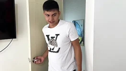 Я нанял симпатичный молодой человек, чтобы помочь мне по дому, и я застаю его нюхает мои трусики, это делает меня возбужденной