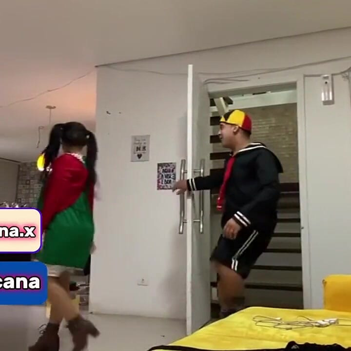 Kiko apne land par pigtel torti hai