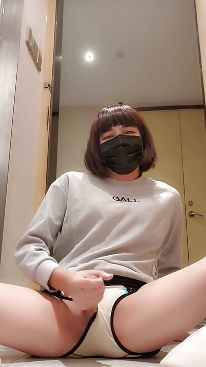 Shemale Ting Xuan Opens the Hotel Door and Masturbates
