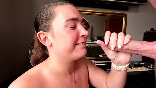 Sadakatsiz ateşli evli kadın yarak düşkünü kocaya sakso çekiyor ve yüzüne boşalıyor