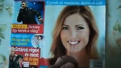 Cum haraç üzerinde gazete kız