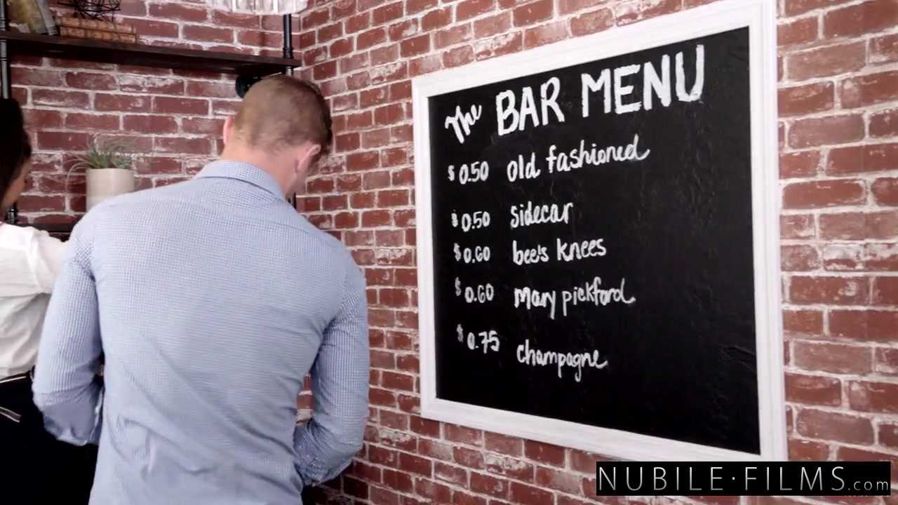 Smokeshowバリスタ・エリザ・イバラが男の番号をスリップ