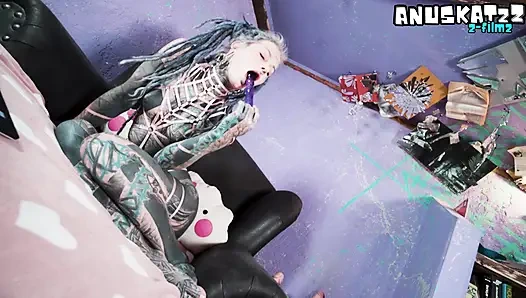 Альт-девушка с полной насадкой сходит с аналом с ума перед камерой, трах с живой игрушкой в задницу