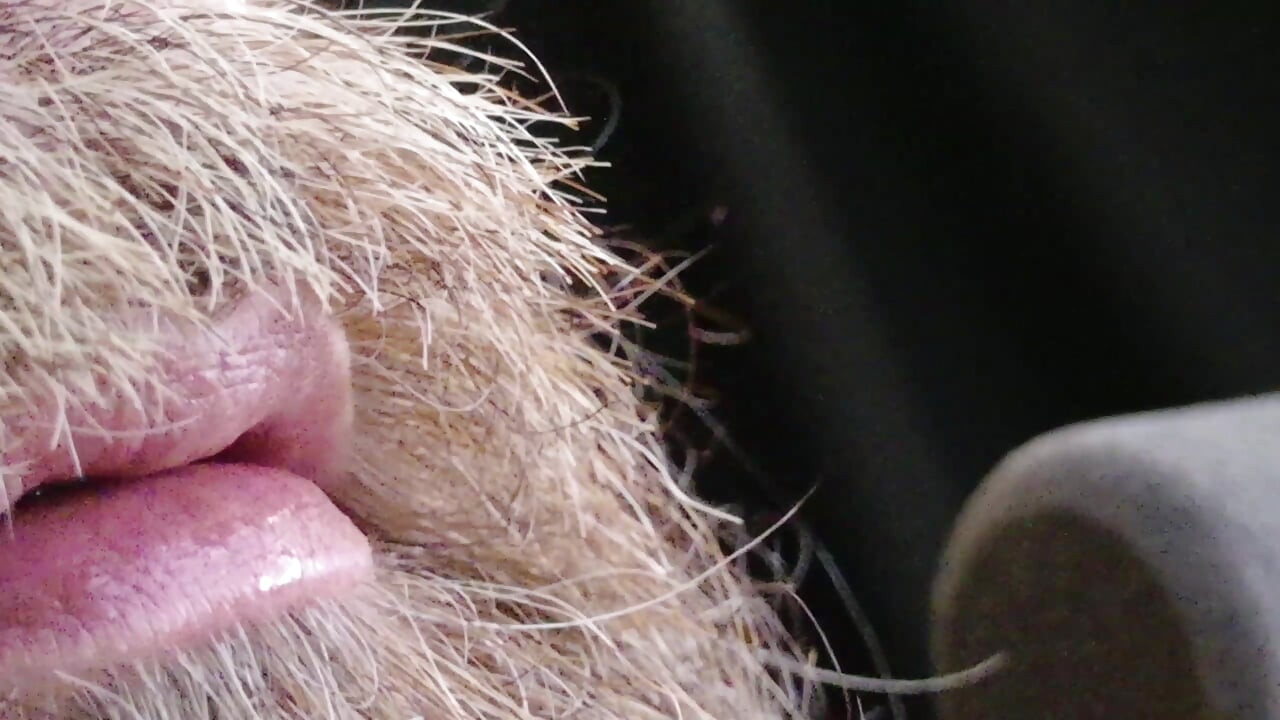 Besos, Escupiendo Y Follando Mi Boca