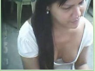 Chica asiática muestra el escote en la webcam