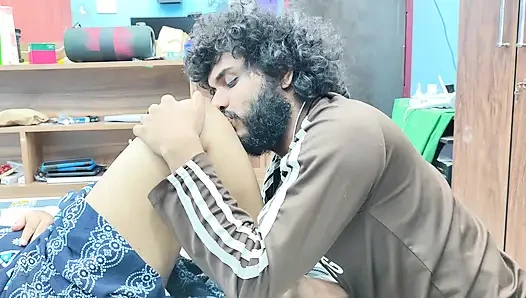 Ciuman memek dengan romansa jilat kaki oleh pasangan desi