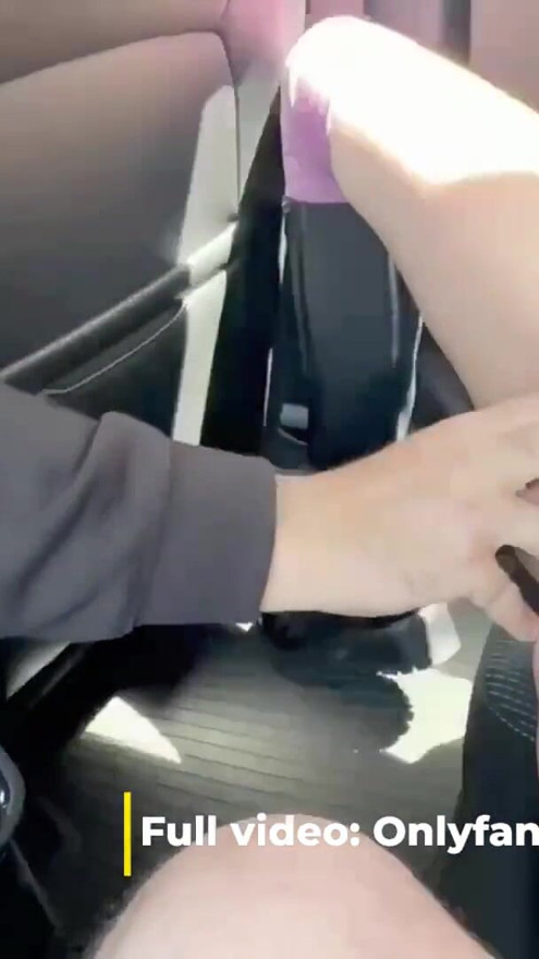 Wife pays Taxi with a blowjob. Taxi driver ejaculates in the mouth. Wife flash in a taxi and gets her hand in | Clip 1