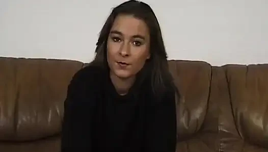 Perfektes teen aus deutschland zeigt ihren bh beim casting