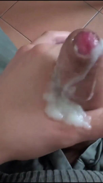 「THICK CUMSHOT - 濃厚な精液で私のオーガズムを見てください」の壮観な瞬間