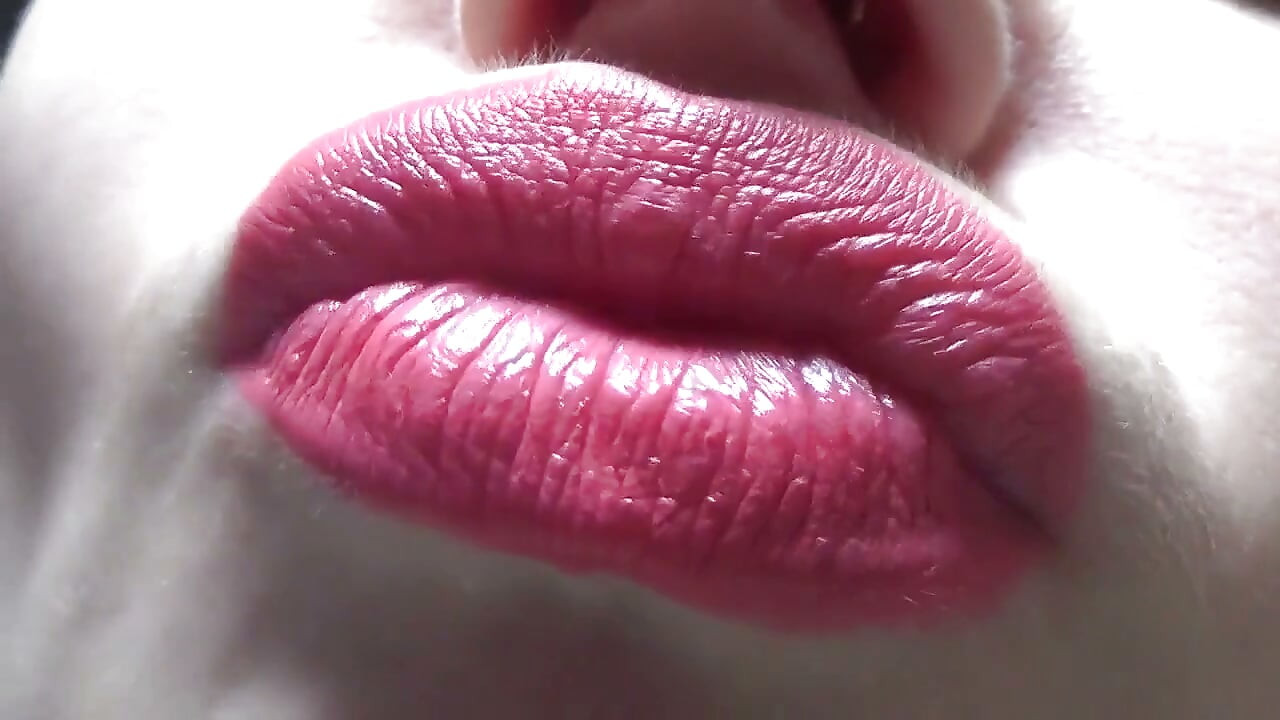 Besos y cara de pato con grandes labios rosas