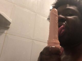 Chupando un juguete sexual didlo en la ducha