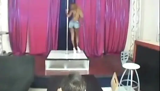 Zenci poldancer vip misafire ayakla muamele çekiyor