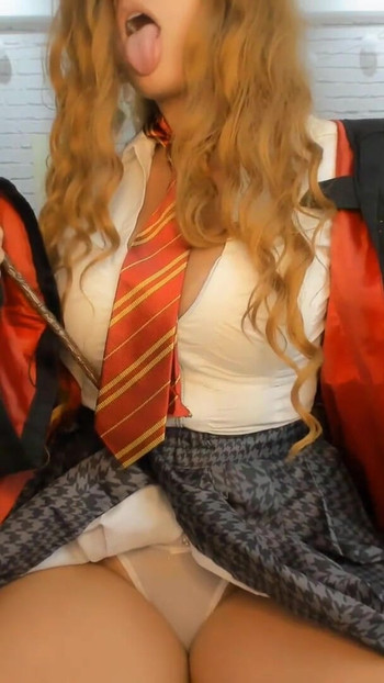 Zapanjujući trenutak iz "Hermione Granger, cosplay iz Harryja Pottera, crveno svjetlo, zeleno svjetlo, drkaj iz igre, VELIKA GUZA POKUŠAJ NE SVRŠITI"
