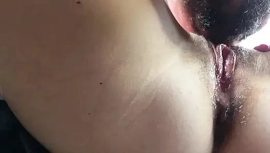 Istriku mergokin aku lagi pijat prostatku dan mendapatkan apa yang pantas dia dapatkan. Cewek sange ini lagi asik orgasme - close up