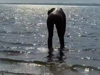 Milfka na pláži nahá