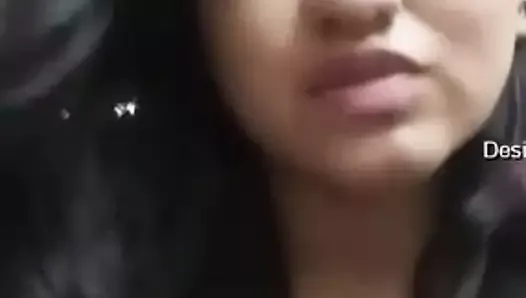 Jills Mohan - Keerthana Mohan exhibe ses seins devant la webcam
