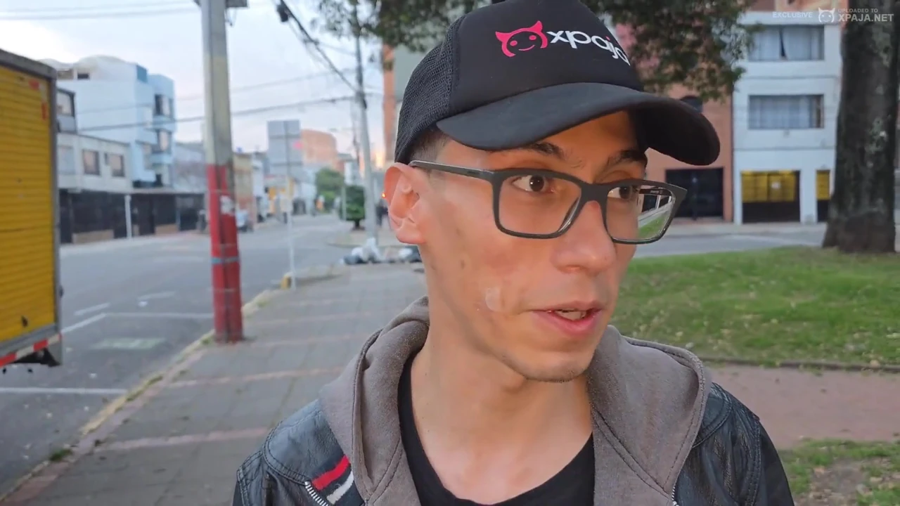 Jordhy, Parkta Bir Yabancıyı Porno Videoya Katılmaya Ikna Ediyor