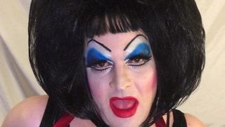 Schweres Make-up, Drag-Queen-Schlampe spricht schmutzig